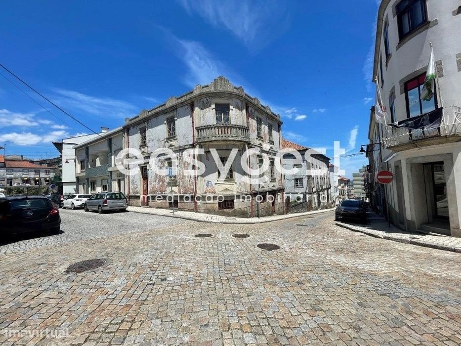 Prédio de 3 andares localização no centro da cidade para recuperar