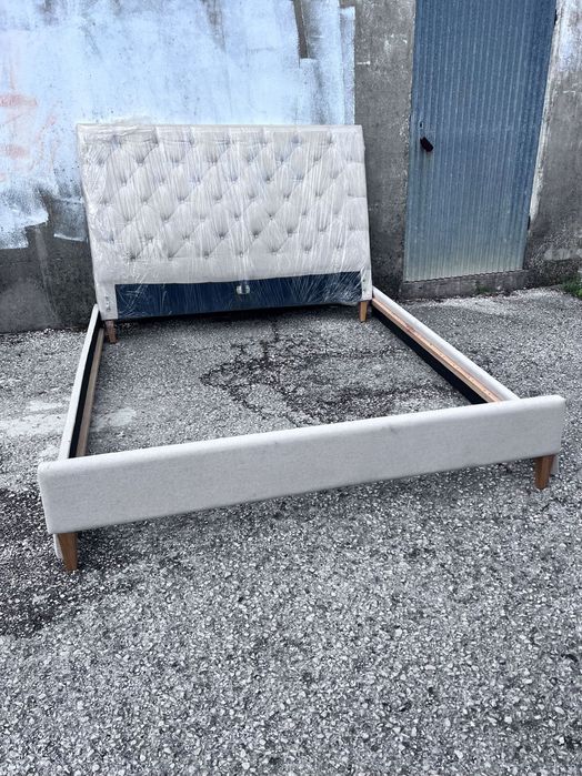 Cabeceira capitoné e estrutura cama