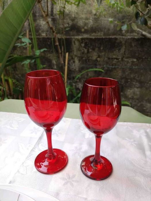 OPORTUNIDADE-Serviço de jantar 19 pçs + 6 copos com pé vermelhos