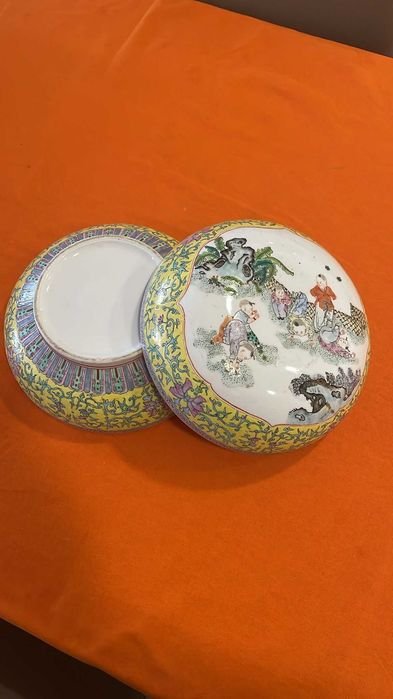 Caixa redonda em porcelana, decorada à mão no estilo Famille Rose