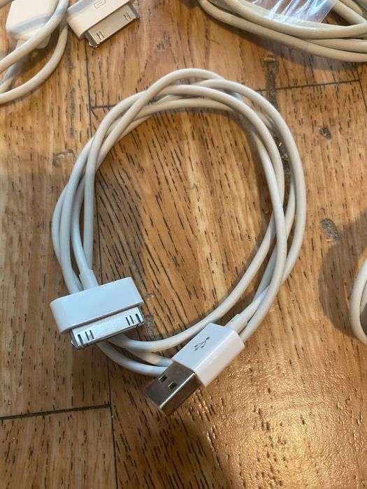 Оригінальний блок живлення Apple і 30 pin кабель.