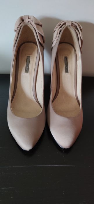 Sapatos com laço atrás