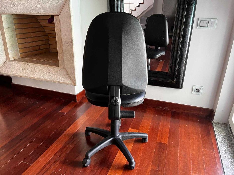 Cadeira de escritorio preta, giratoria, sem bracos (temos 5 unidades)