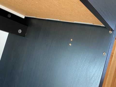 Secretária IKEA com gaveta e gestão de cabos integrada