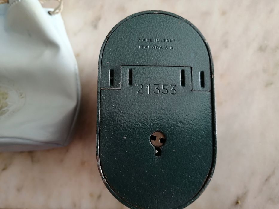 antigo mealheiro em aço