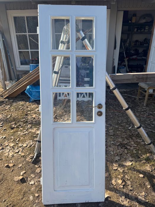 Drzwi z drewna ze szprosami