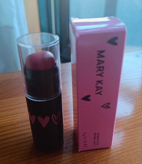 Blush em stick - Um só produto, 3 aplicações: blush, batom e sombra!