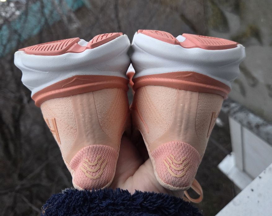 40.5р Hoka Clifton 9 жіночі кросівки