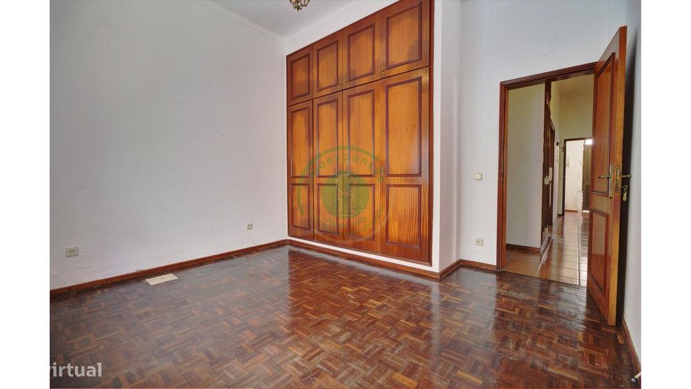 Moradia com 2 Pisos e Garagem