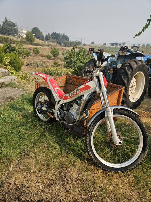 Mota Beta de Trial. Motor menos de 100km,  estrutura em muito bom estado. Dado estar parada à 10 anos precisa de pneus, descolar a embraiagem.
