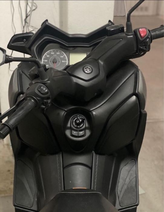 Yamaha XMAX 300, 18.000 km, pneus novos, revisões na marca
