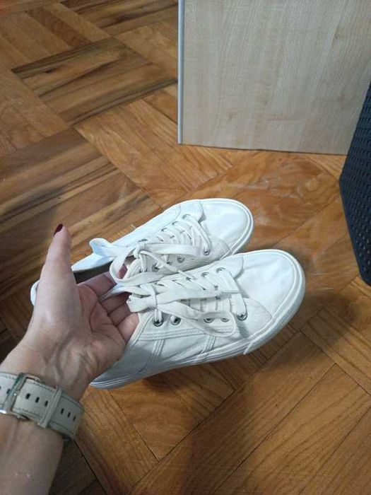 Klasyczne białe trampki