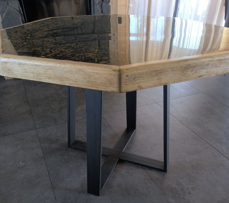 Stół z żywicy z łuskami