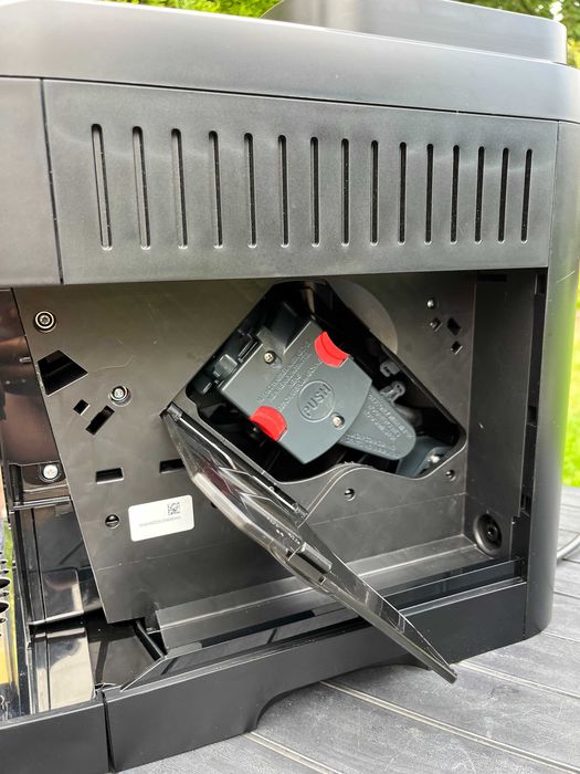 Кавомашина DELONGHI Magnifica Evo Next  2025 рік 12 місяць пробіг 270чашок