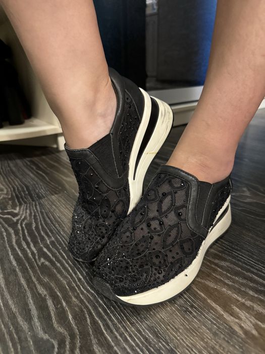 Продам кроссовки сетчатые