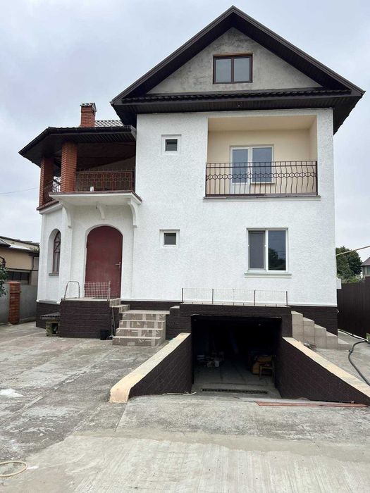 Продается крепкий современный дом  в центре Ленпоселка по улице Сосюры