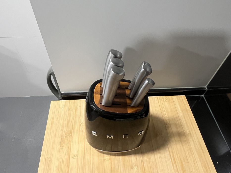 Vendo Bloco SMEG (6 facas) - NOVO!