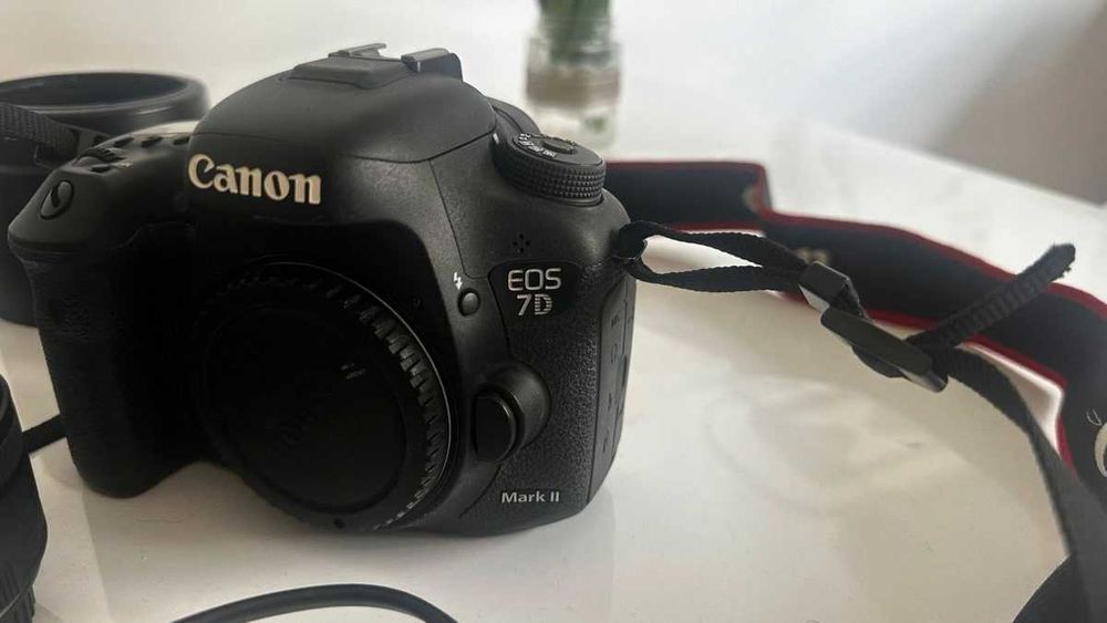 Canon EOS 7D Mark II z obiektywami i ładowarką