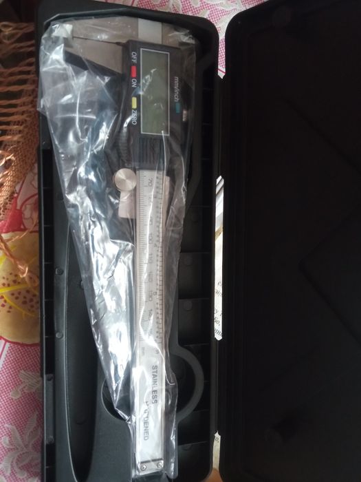 Штангельциркуль металевий та пластмасовий