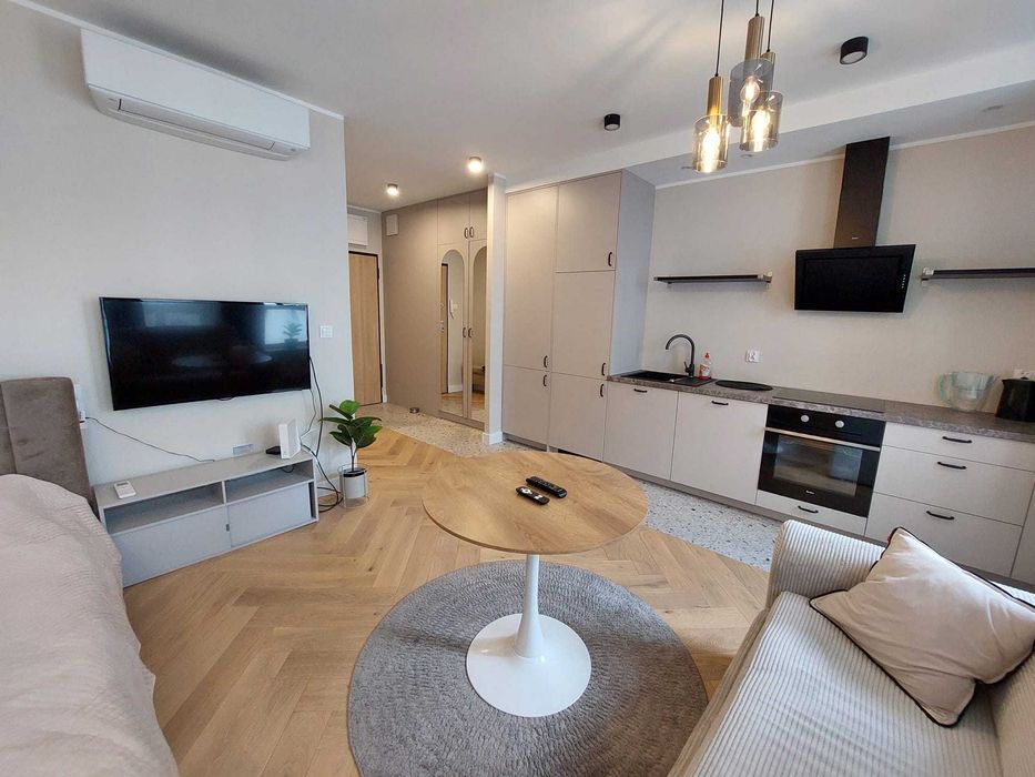 Ścisłe centrum, piękna kawalerka w apartamentowcu z 2022r. pow. 35m2.