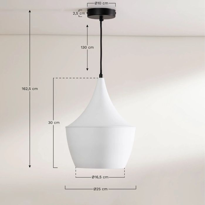 Candeeiro de tecto preto mate com interior em dourado.