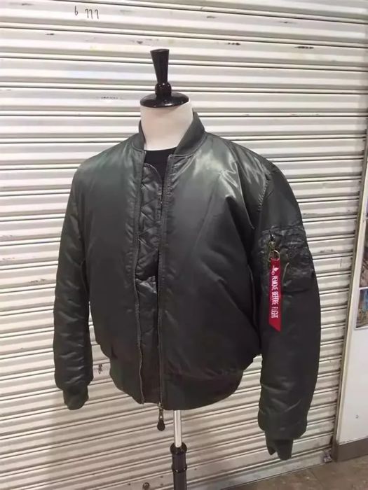 Куртка бомбер Аляска чорна та зелена.