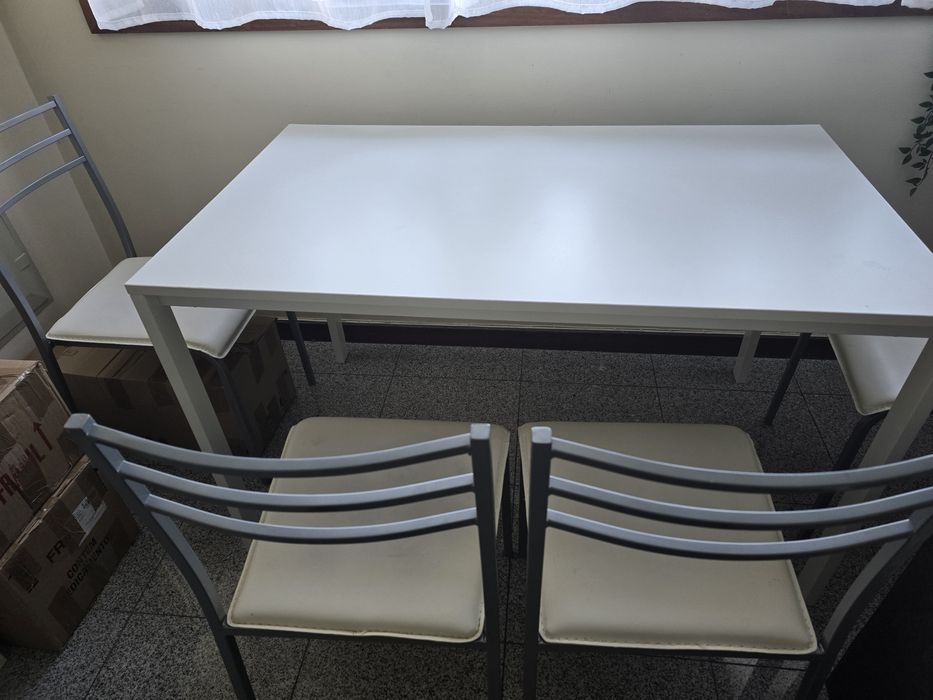 Mesa de jantar e 4 cadeiras