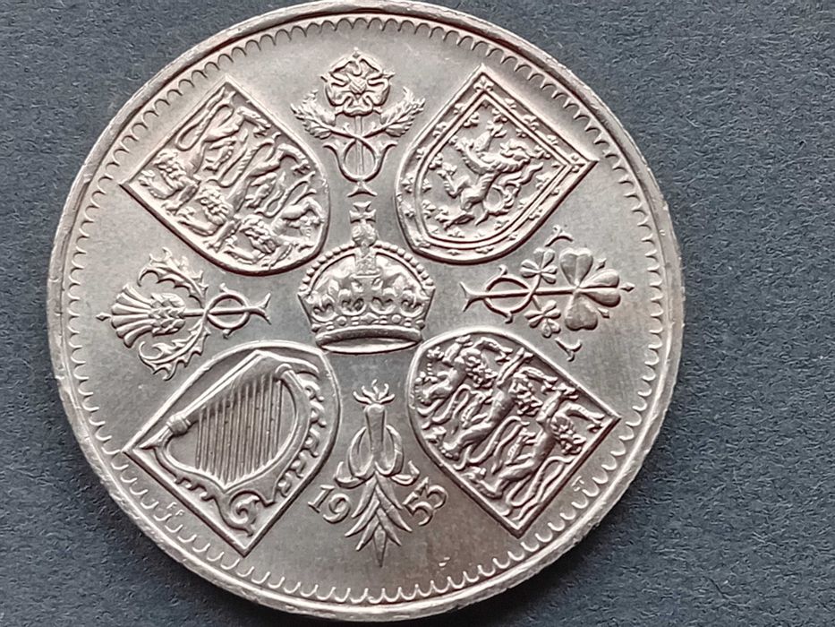 2 moedas, Elizabeth 1977 e 5 Shilings 1953 Elizabeth novas 0,38m/m