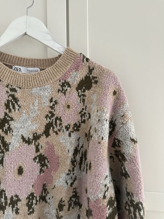 Sweter w kwiaty oversize Zara prosty