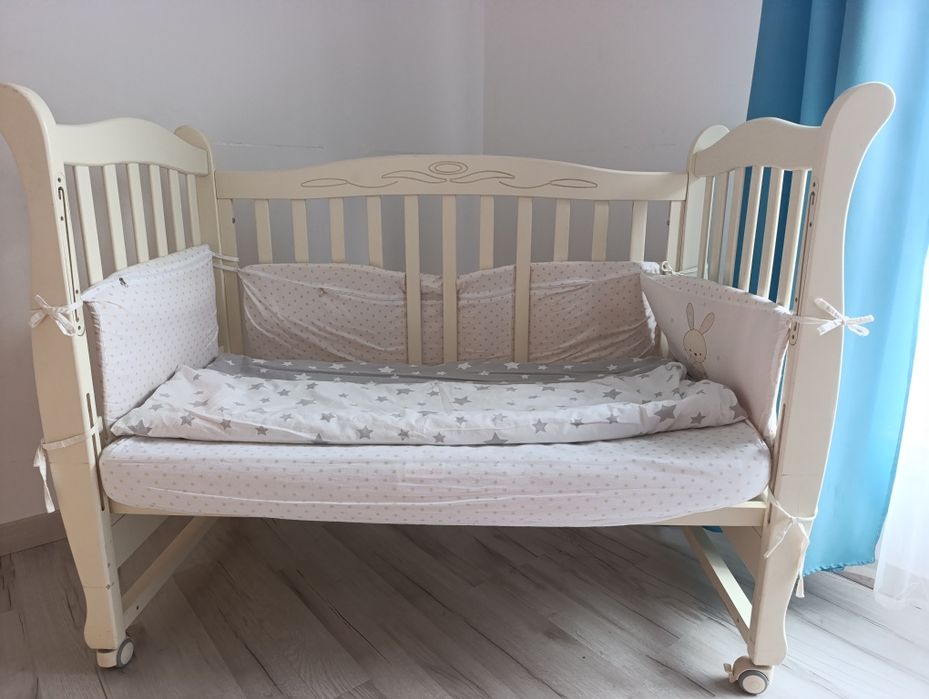 Lite drewno ,Łóżko z kółkami, systemem bujania, szufladą, materacem ko