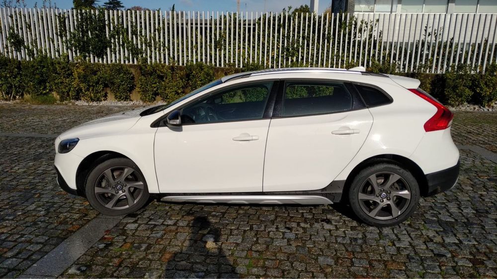 Volvo V40 Cross Country 1.6 D2 Kinetic 2015 — Funcional mas com ruido na caixa