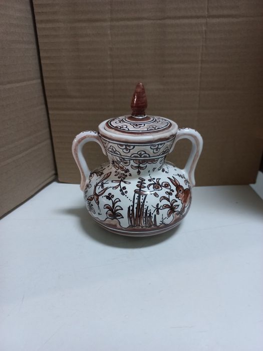 Açucareiro em faiança decorativa de Coimbra - peça numerada.
Pintado à