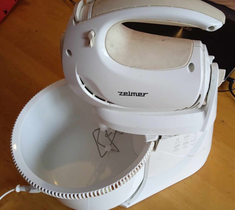 Sprzedam robot kuchenny z miską obrotową.