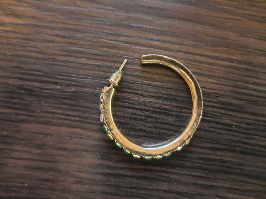 Одна сережка кольцо с разноцветными камушками серьги бижутерия