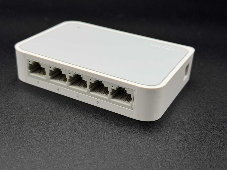 Switch TP-Link TL-SF1005D.