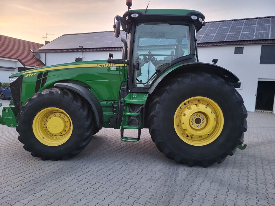 Ciągnik rolniczy John Deere model 8310r