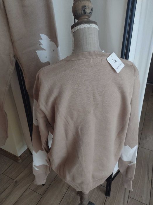 Komplet beżowy z dzianiny.