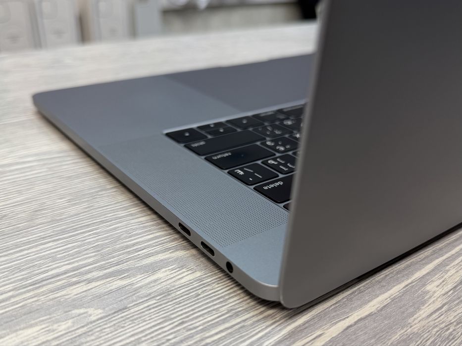 MacBook Pro 15  i7 / RAM 16 / SSD 256 GB / Grey / 2018 / Pro 555X