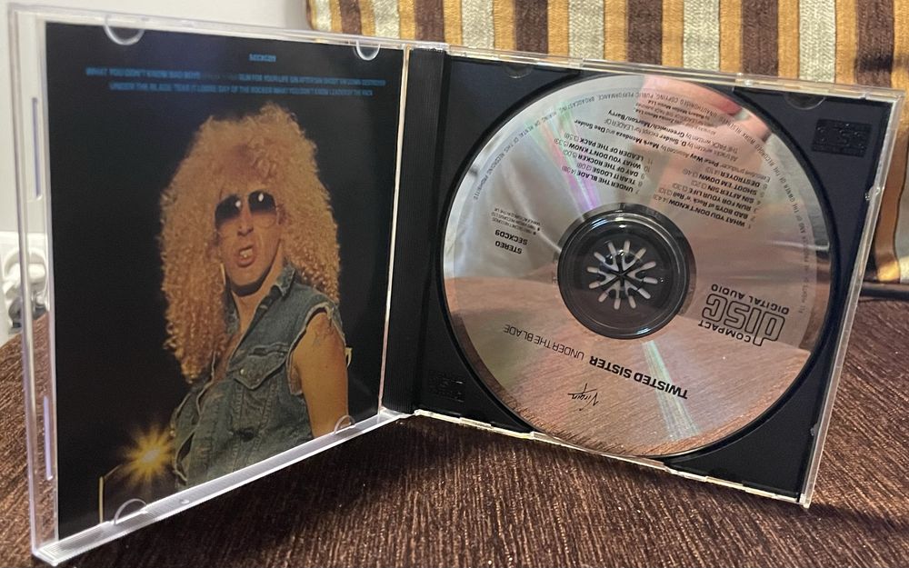 Twisted Sister – Under The Blade