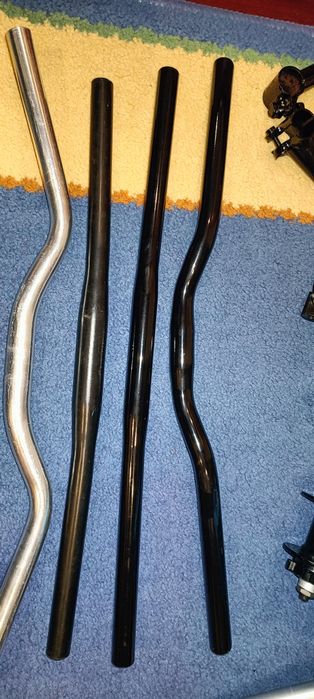 Vários guiadores bicicletas btt