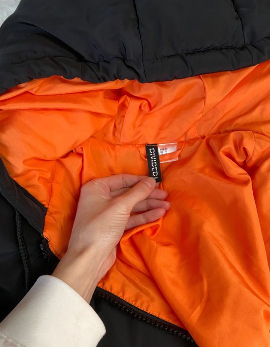 długa kurtka ocieplana puffer H&M czarna z pomarańczowa oversize 36