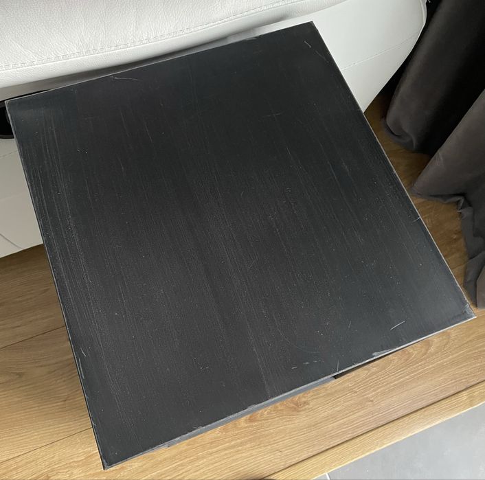 Pequeno movel em metal