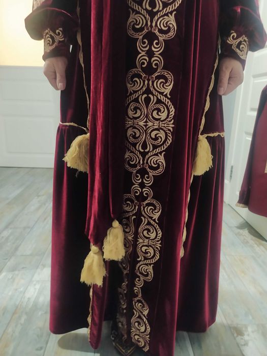 Шикарне бордове  вишневе бархатне оксамитове вишите золотом плаття