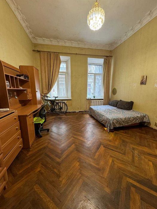 Продам простору 3-кімнатну квартиру в центрі !вул. Канатна