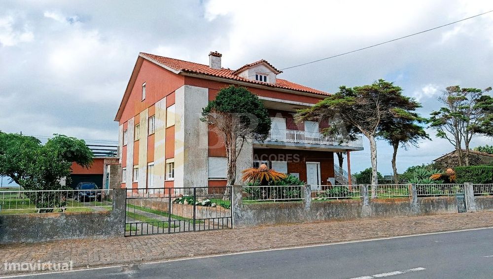 Moradia T4 com garagem Lajes