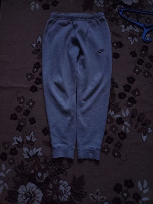 Штани Nike б/у оригінал
Нюансів нема 
Заміри в лс сайз с-м кажіть ріс