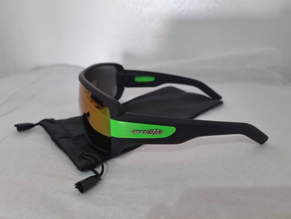 Óculos de sol Arnette haste larga pretos e azuis ou verdes espelhado