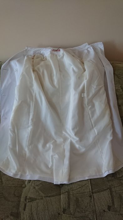 Гарний новий білий тренч.