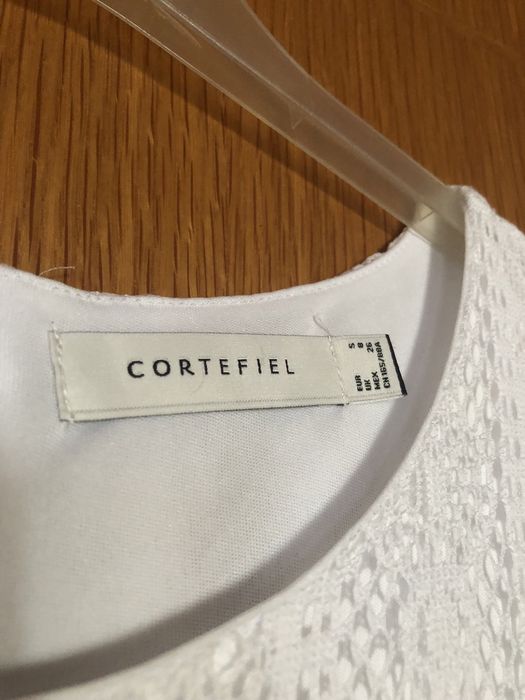 Vestido branco com renda Cortefiel