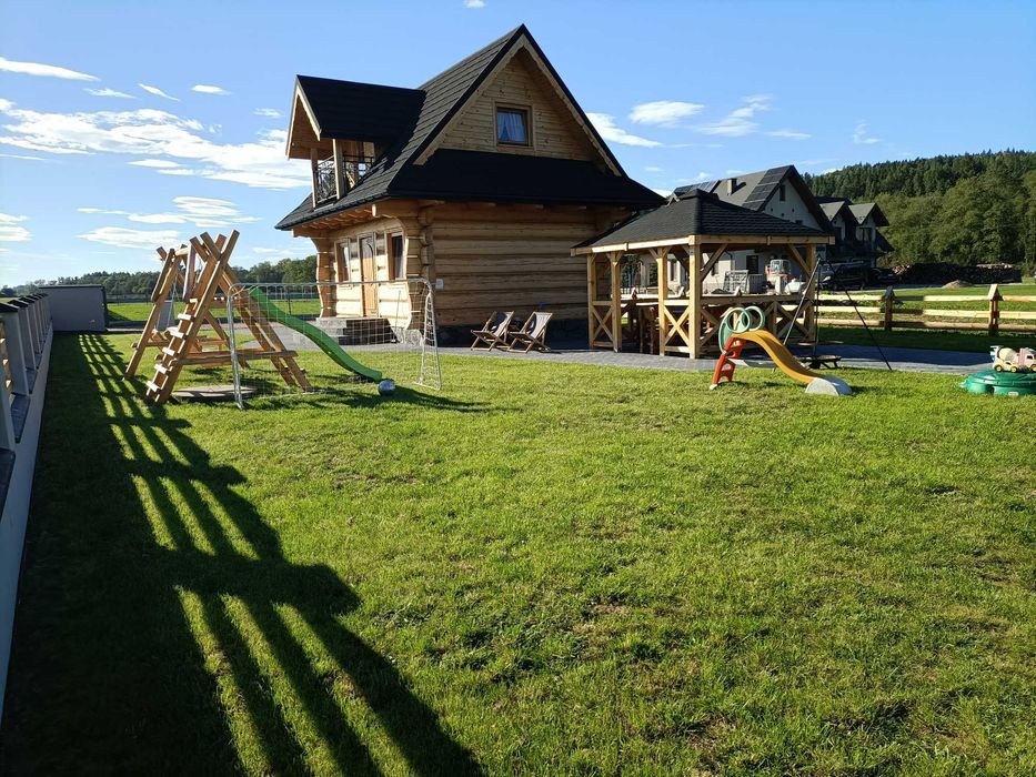 Domek góralski z płazów w Harklowej obok ścieżki Velo Dunajec.
